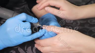 美甲师在美甲沙龙中对女孩的指甲进行修复和指甲延伸的美甲程序。